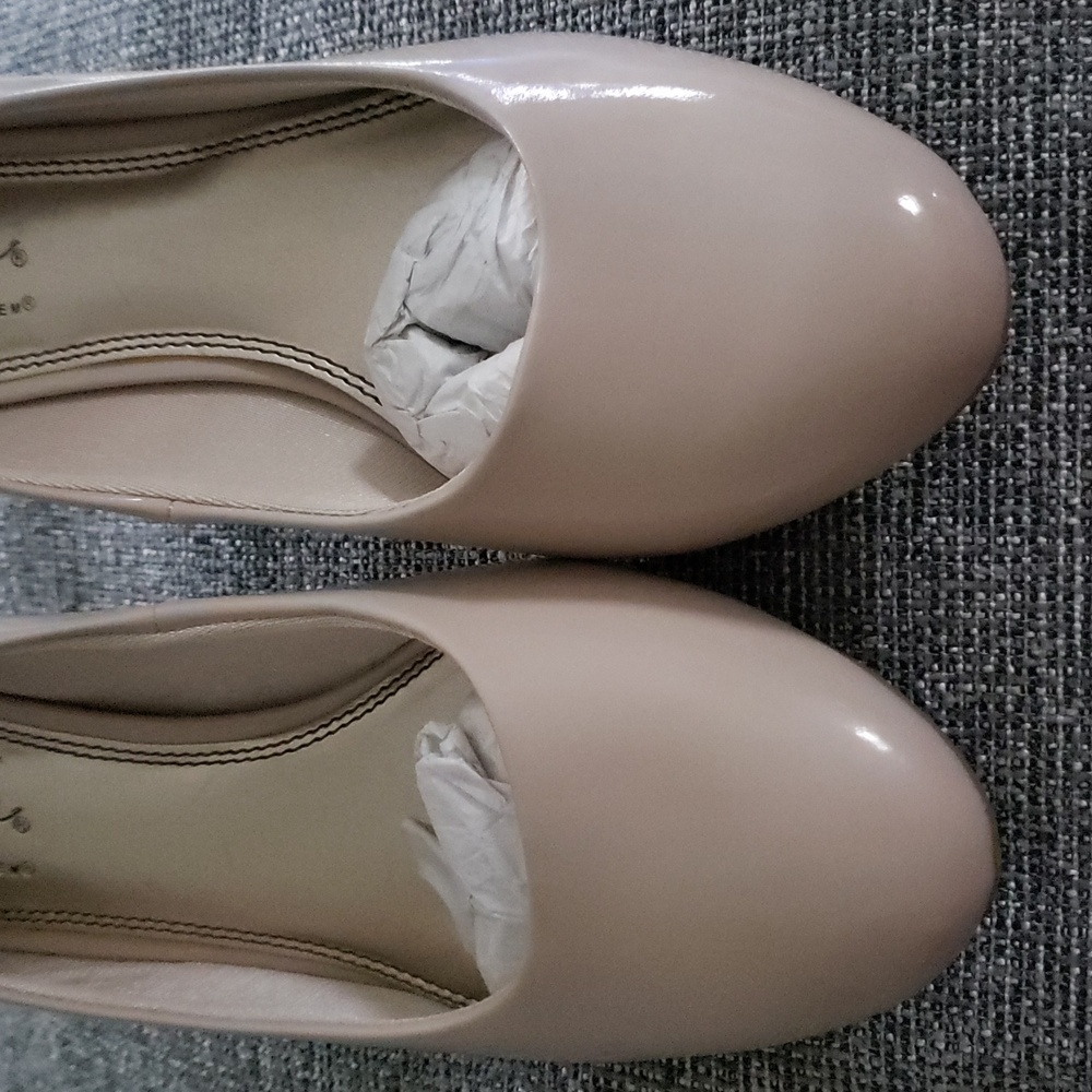 Life Stride Women's Taupe Pumps - Picture 9 of 9